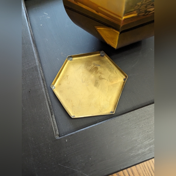 Brass Urn or Vase. Lid. Hexagon shape. 10 inches high. Light weight. - Picture 3 of 6